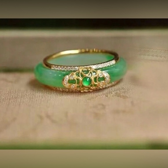 NIB Elegant Green Jade Inlaid Metal & Cubic Zirconia Ring - Picture 2 of 7